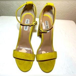 Steve Madden The Carrson sandal in Yellow.